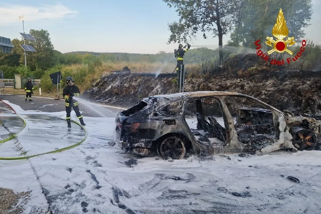 Trieste, perde il controllo allo svincolo di Trebiciano: auto contro la roccia e poi avvolta dalle fiamme