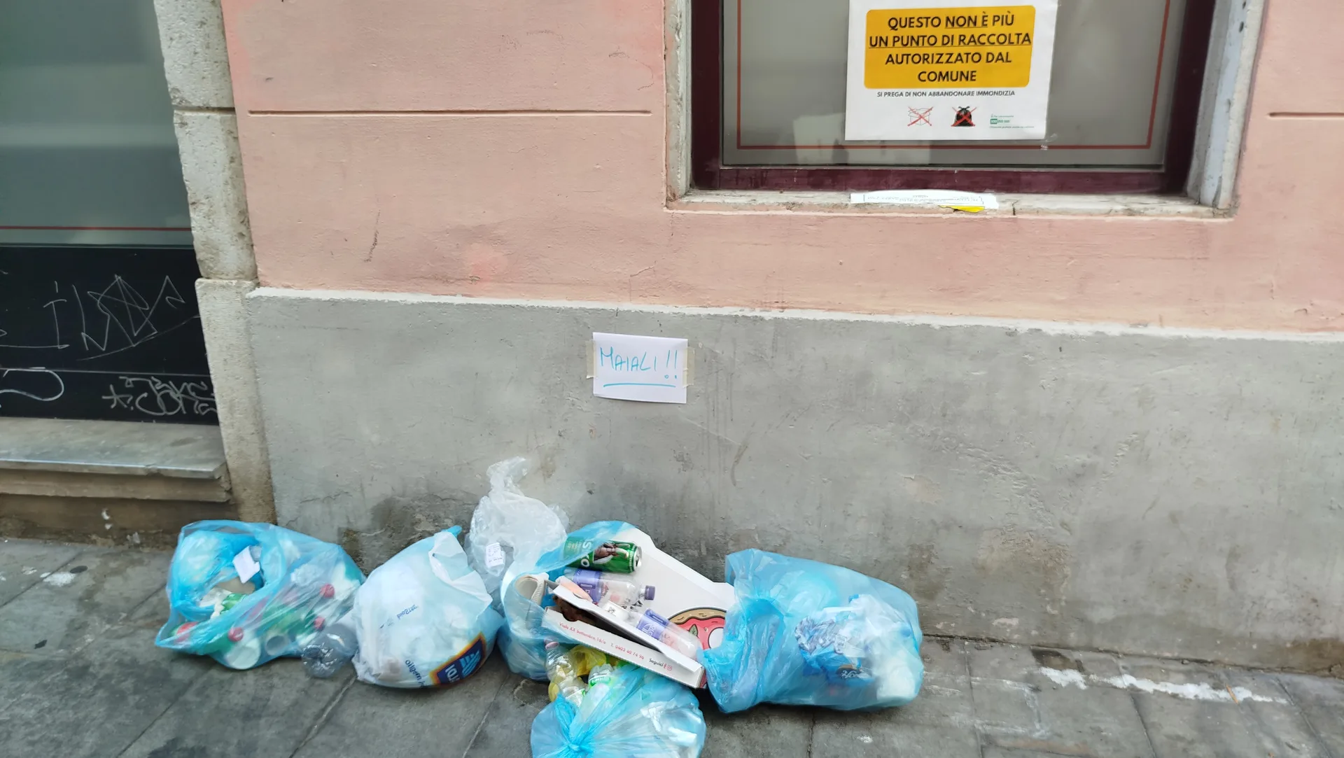 Degrado a Cavana, l'angolo di via del Bastione diventa una discarica a cielo aperto: è scontro tra i residenti