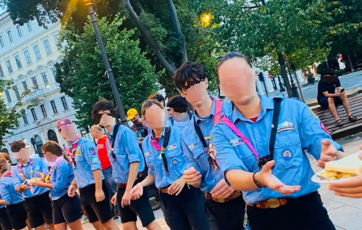 Trieste, gli scout di Terni alla “Piazza del Mondo”: distribuiscono cibo con Linea d’Ombra