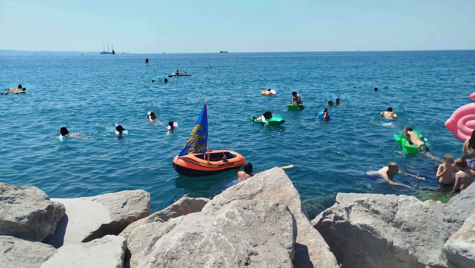 Barcola, allarme scherzoso dal mare: «'Invasione' friulana, issato il vessillo dell’aquila d’oro»