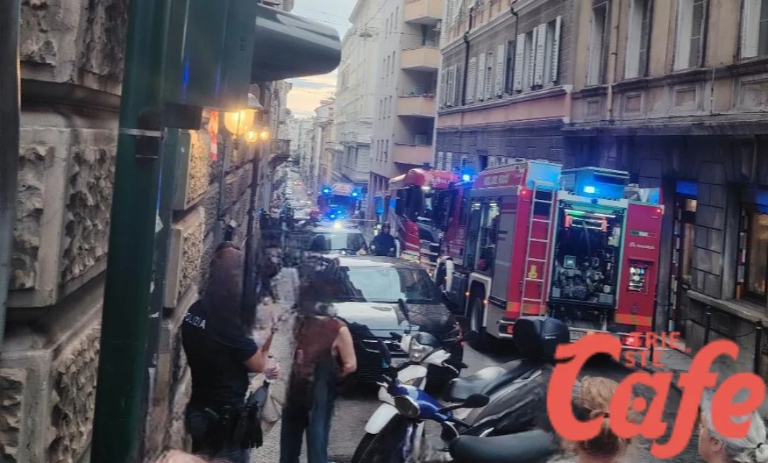 Trieste, incendio in un appartamento di via Crispi: strada chiusa e colonna di fumo visibile in città (VIDEO)