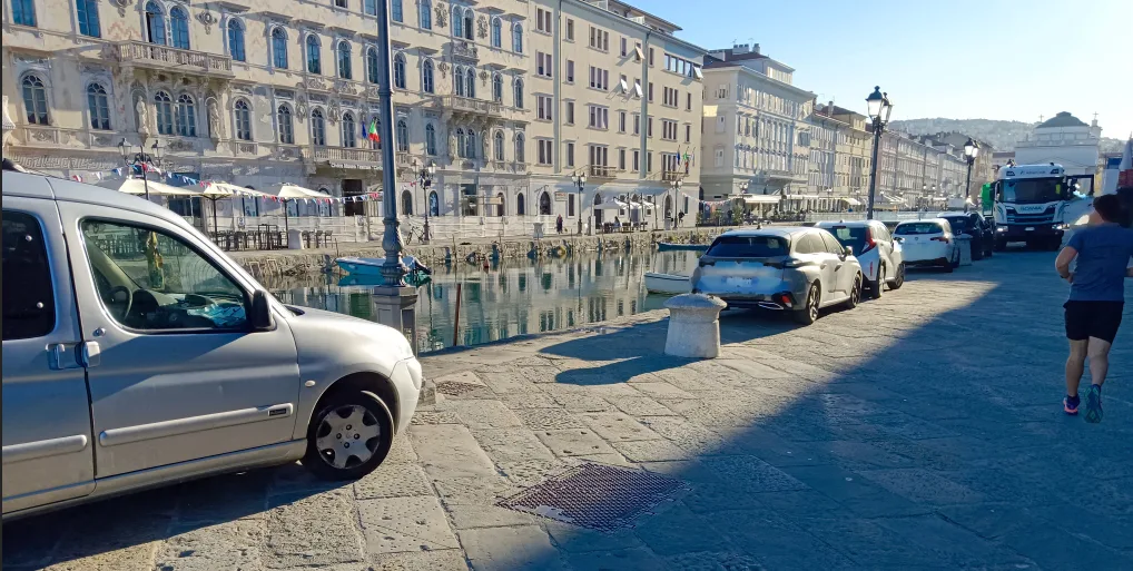 Ponterosso invaso dalle auto?  : «Un SUV parcheggiato e il conducente è andato verso il centro»