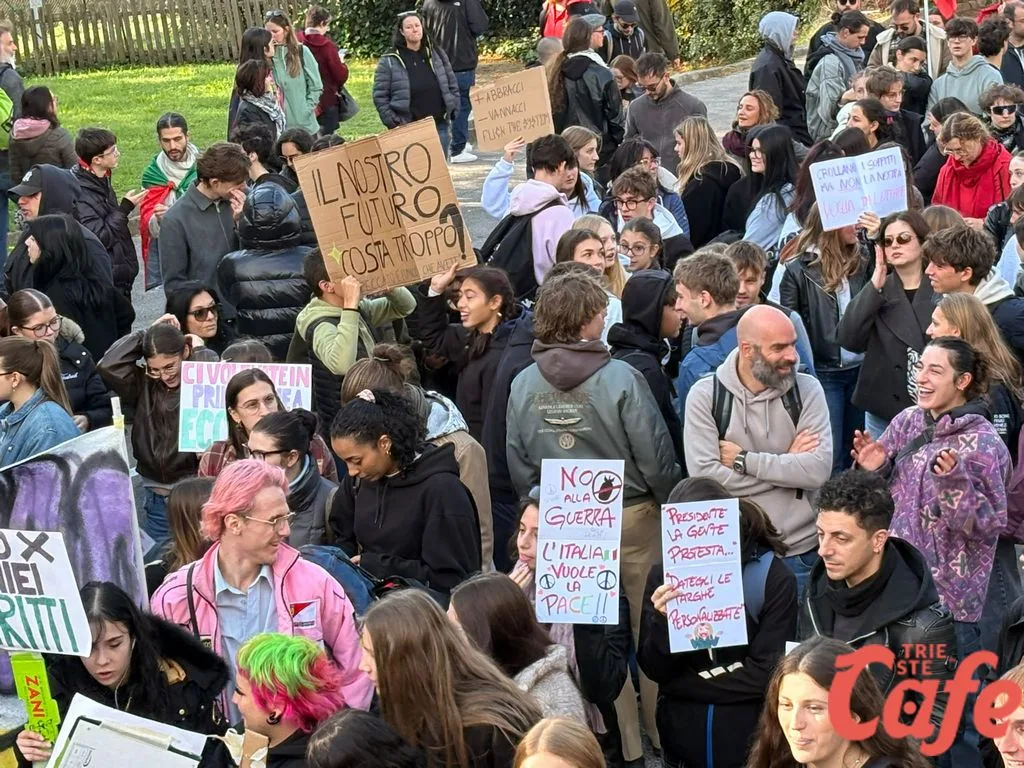 Trieste, la protesta degli studenti tra cartelli e ironia: «Il nostro futuro costa troppo»