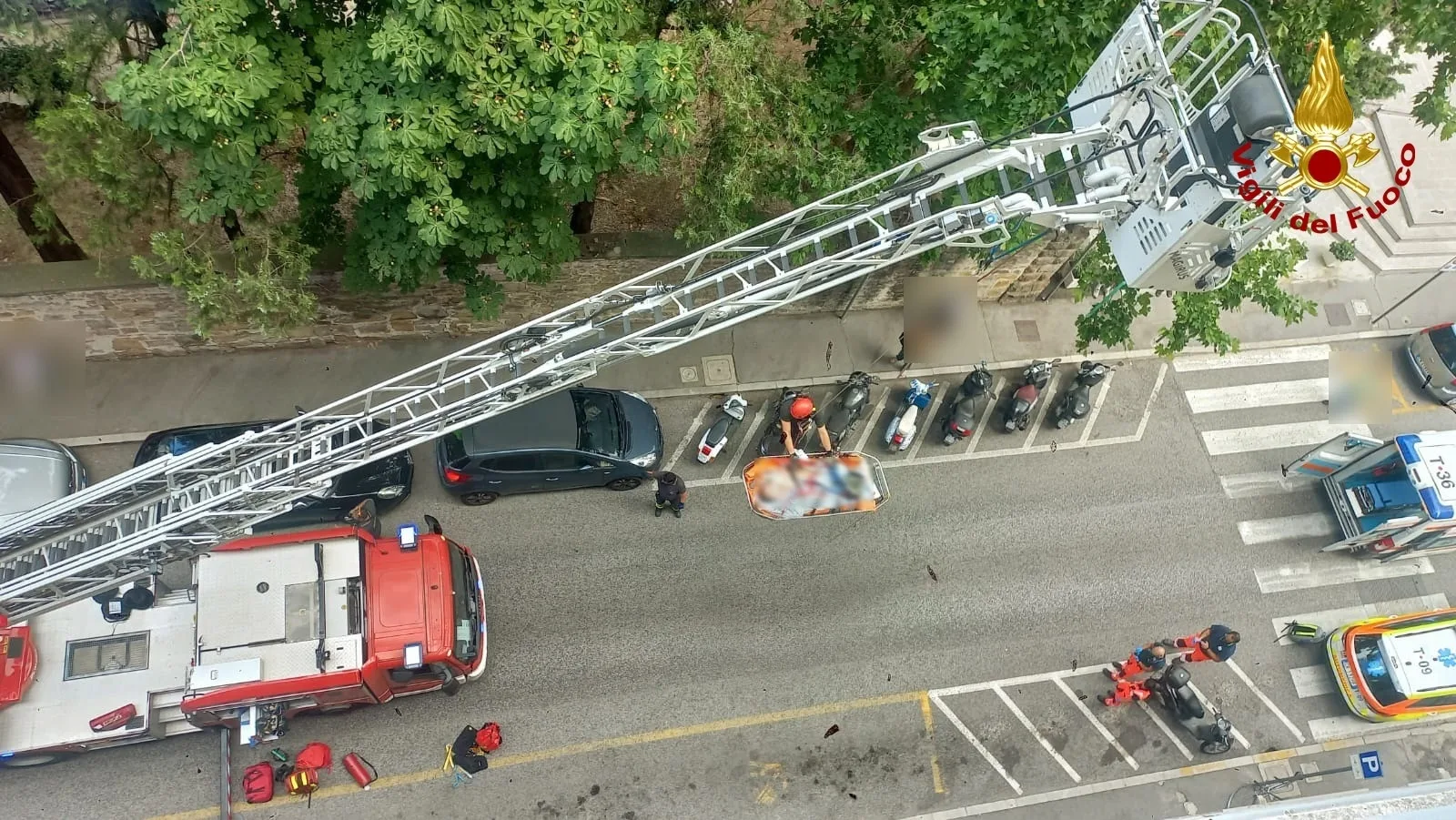 Via Rossetti, Vigili del Fuoco soccorrono una persona bariatrica dal quinto piano