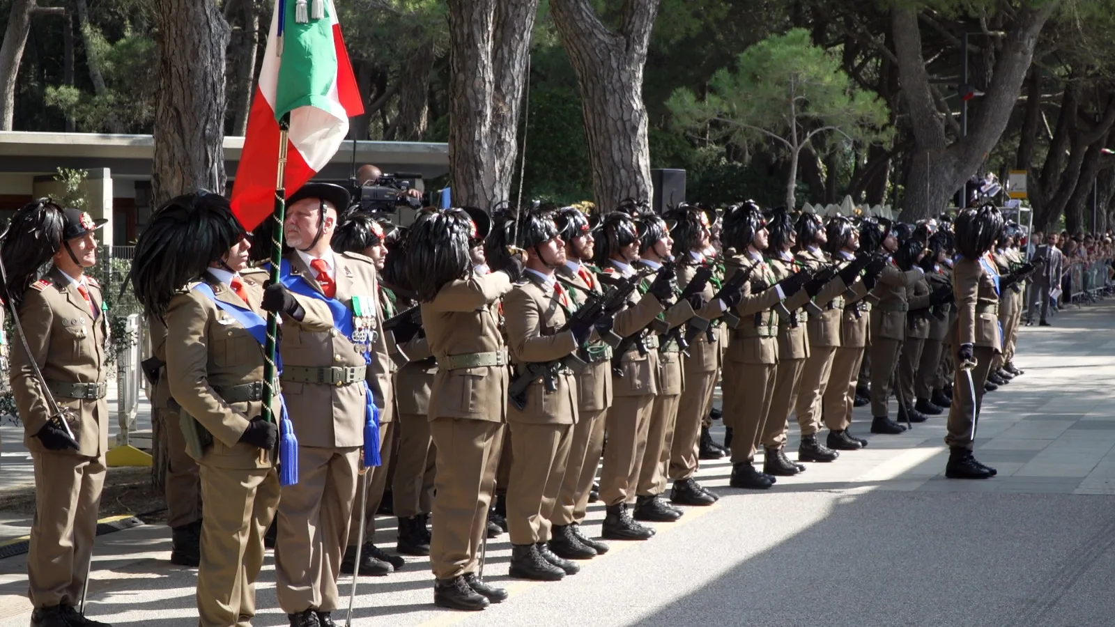 Raduno Bersaglieri. Amirante: "Indimenticabile ruolo nel sisma del '76"