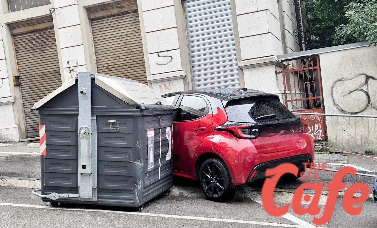 "Sono vivo per miracolo": camion dei rifiuti travolge auto parcheggiata in via Molino a Vento