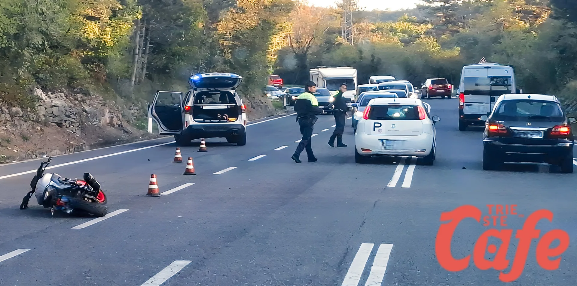 Trieste, incidente a Prosecco vicino all’incrocio per Monte Grisa: scooter a terra