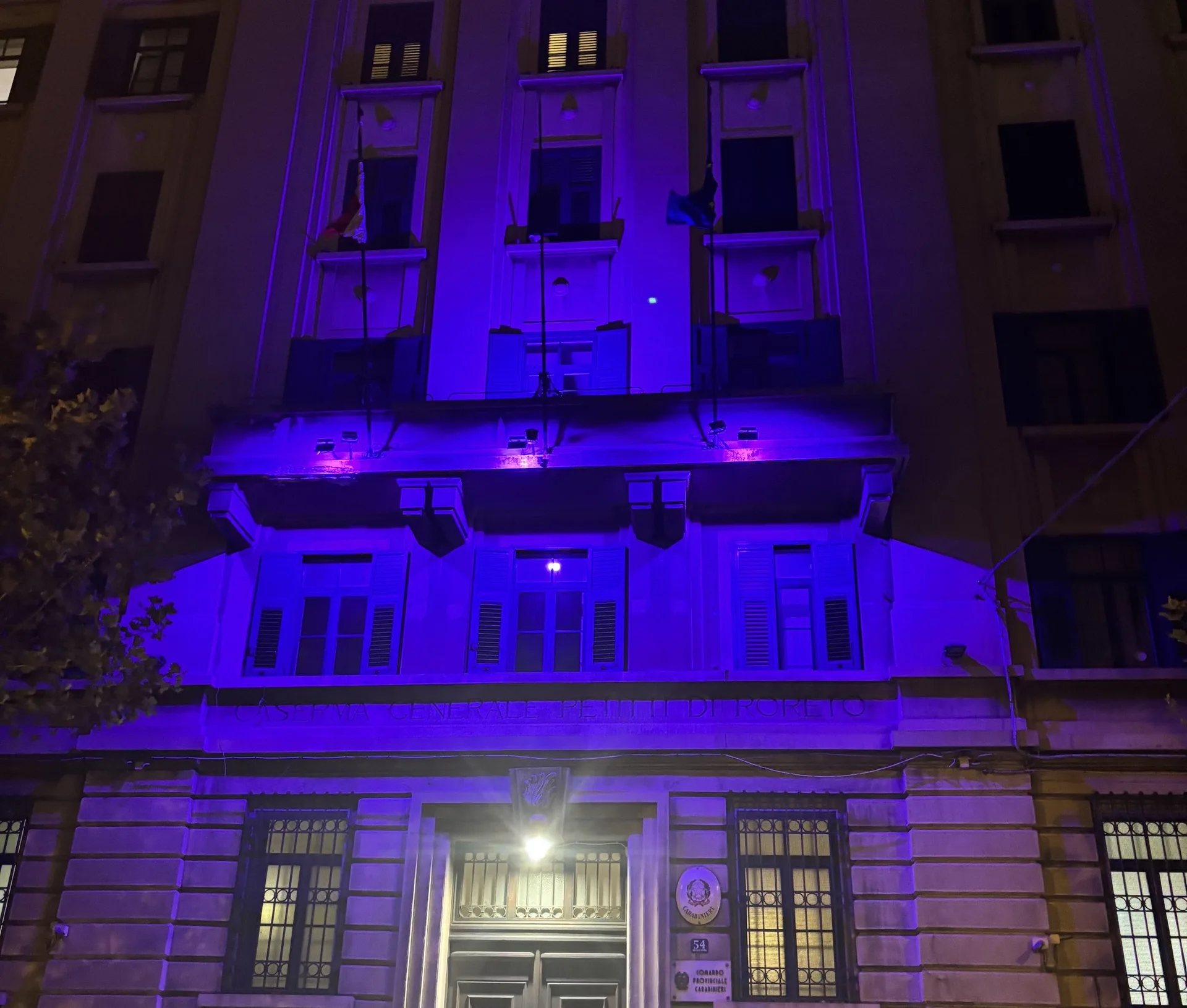 Giornata mondiale dell'Alzheimer, il Comando dei Carabinieri di Trieste si illumina di viola