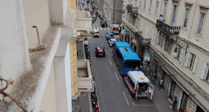 Trieste, malore su un autobus in via Roma: doppio intervento del 118 e Polizia sul posto