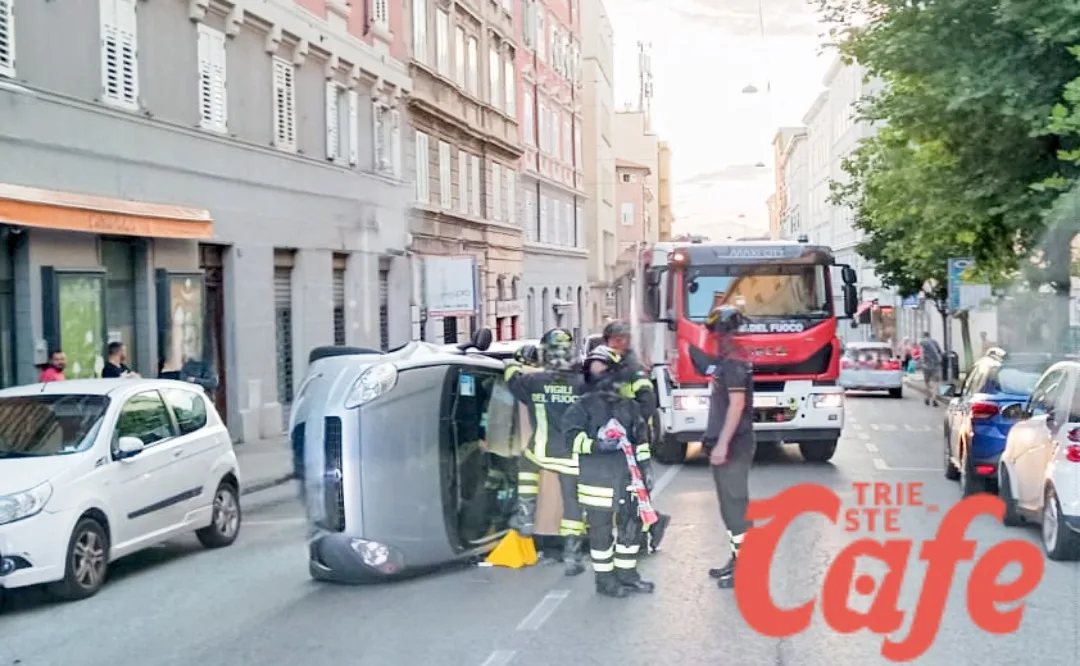 Trieste, auto si cappotta in via dell'Istria: conducente soccorso e trasportato a Cattinara