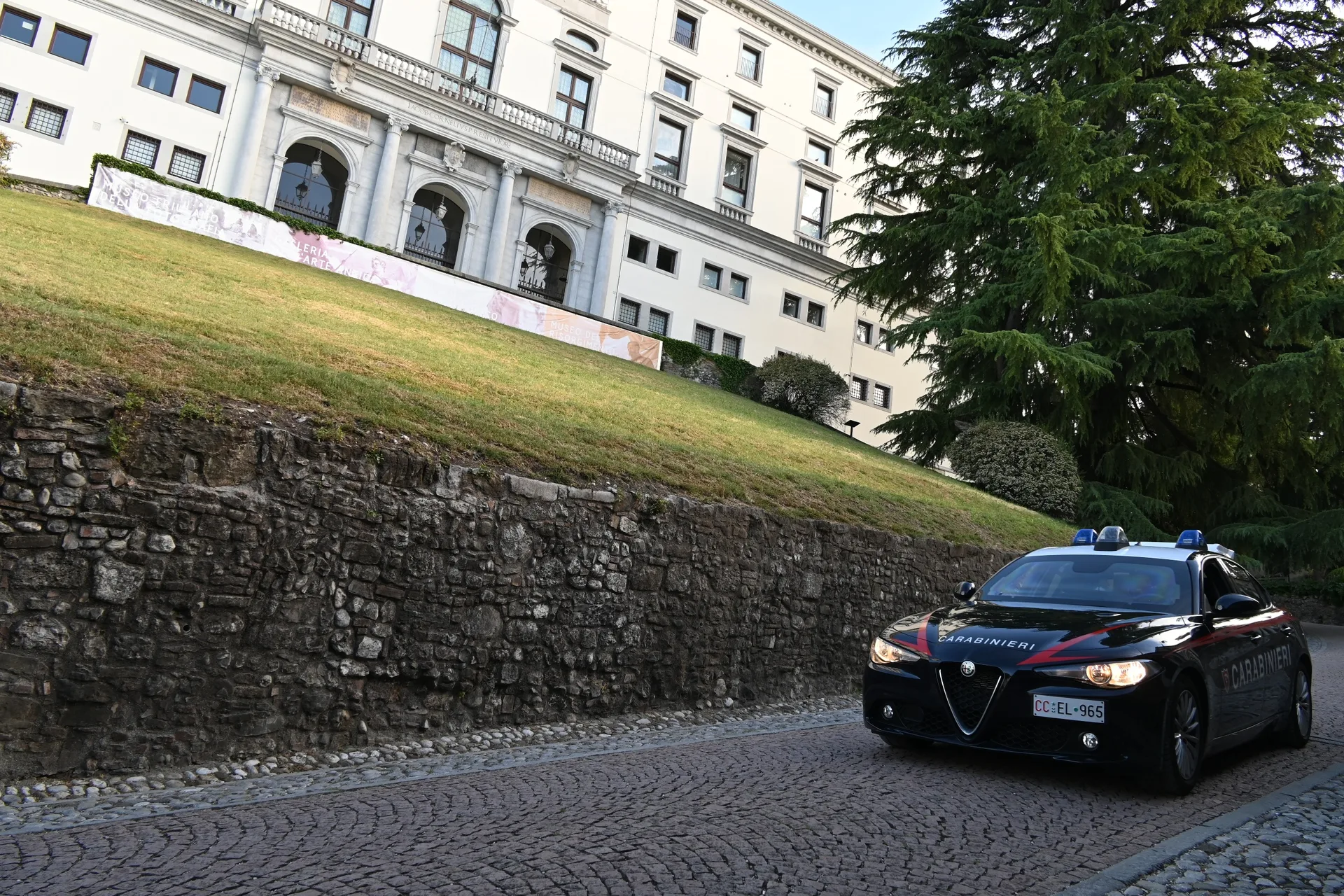 Si introduce in un garage per dormire, poi aggredisce i Carabinieri: arrestato 30enne