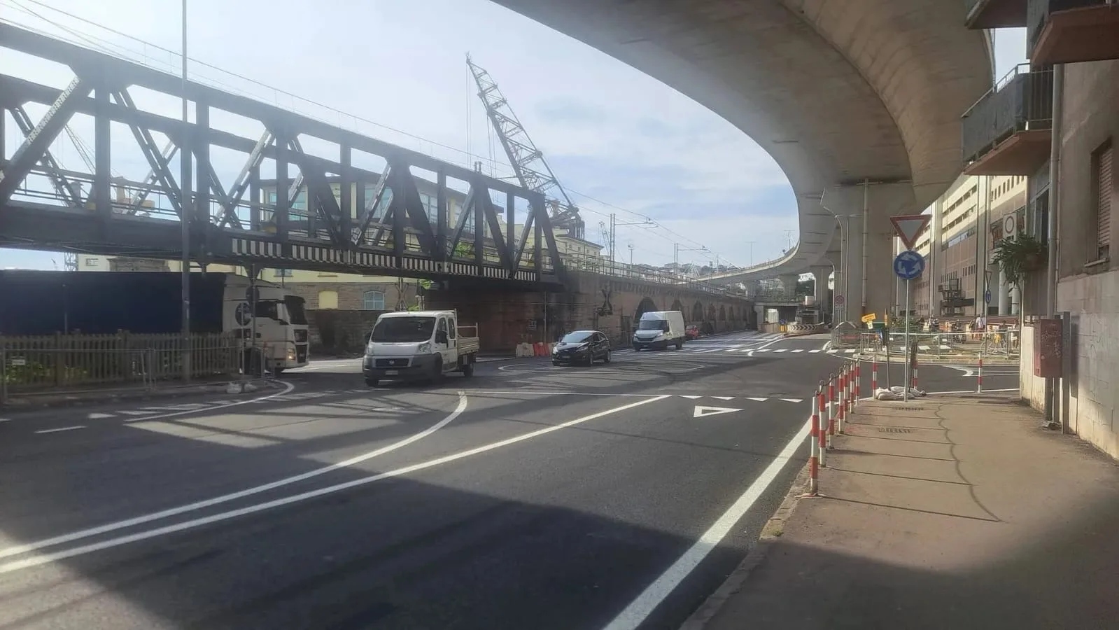 Trieste, perde il controllo della Jeep in via Svevo e scavalca il cordolo di mezzeria: conducente ferito