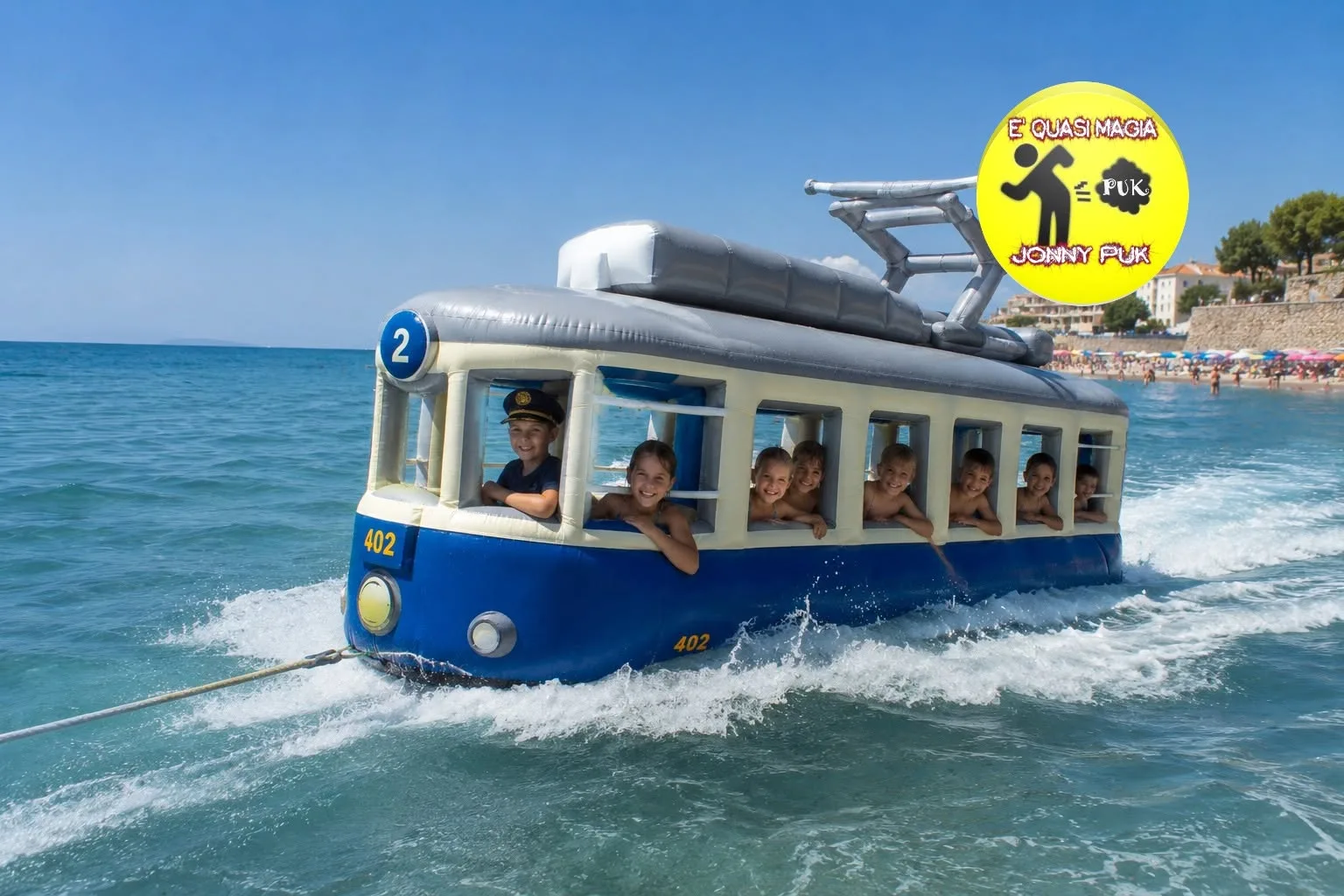 Trieste, spunta il tram gonfiabile sul mare: l'idea ironica che fa sorridere i social