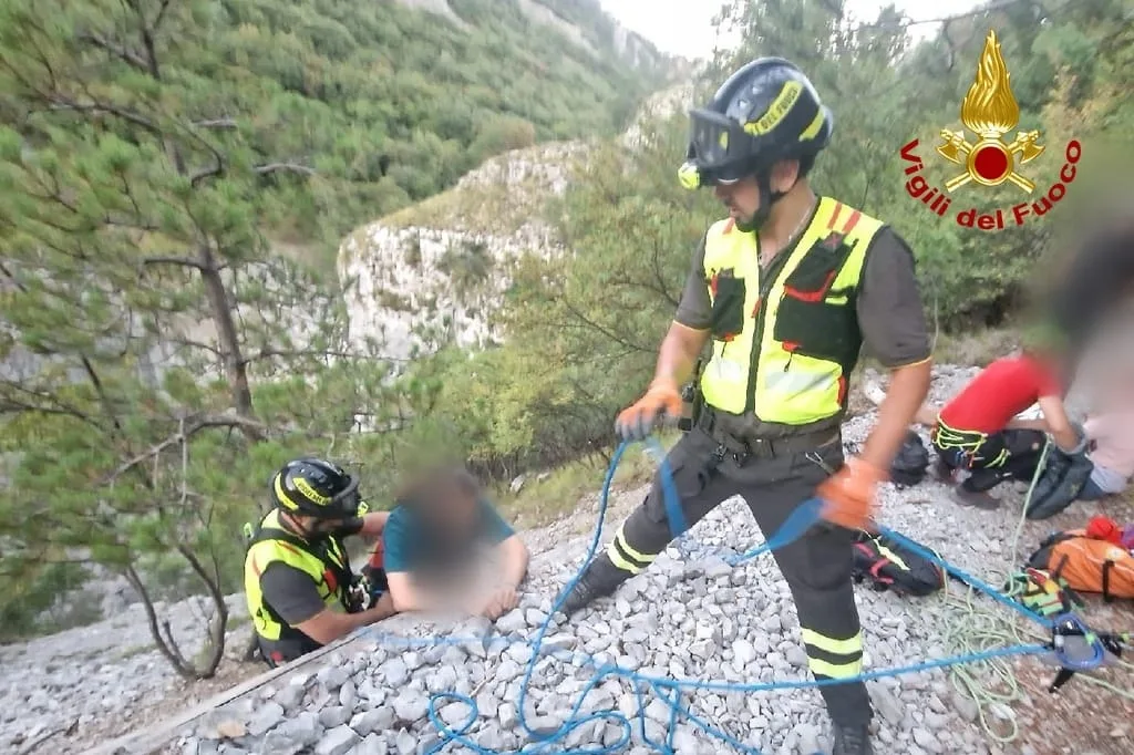 San Dorligo della Valle, ragazzi bloccati vicino alla cascata di Botazzo: tre recuperati con le corde