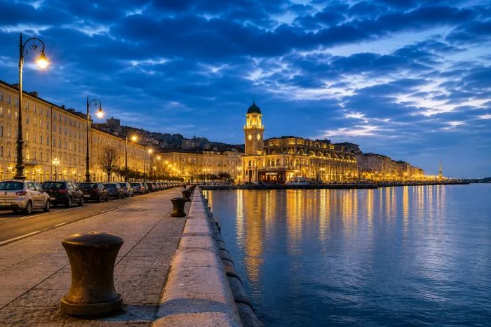 Trieste, tensione per un parcheggio vicino alle Rive: «Mi ha detto che mi avrebbe tagliato le gomme»