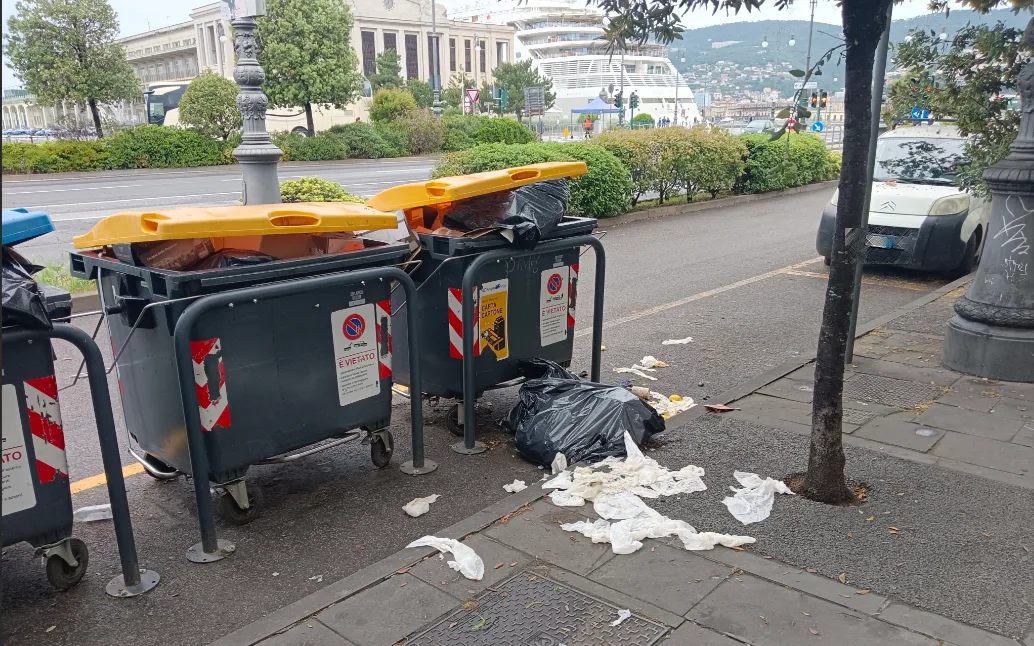 Trieste, cartacce e sacchi accanto ai cassonetti sulle Rive: “Non è un bel biglietto da visita”