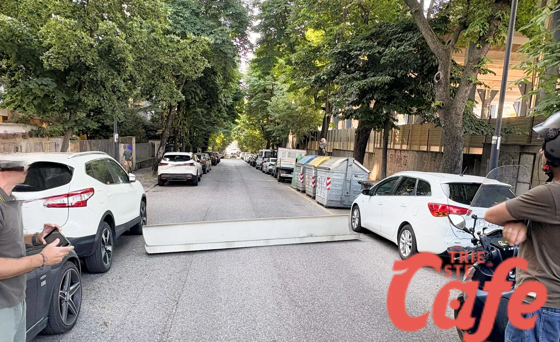 Trieste, crolla un pilone d’acciaio nel cantiere dell’ex Fiera: auto colpita e tragedia sfiorata