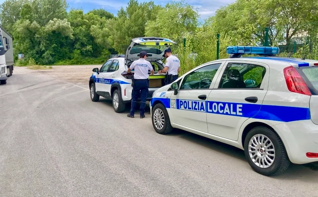 Merci pericolose trasportate su un autocarro con estintori scaduti: ritirata la patente al conducente