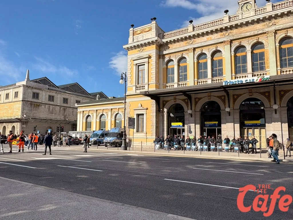Trieste, arrivo del corteo tra i presidi delle forze dell’ordine: sorvegliata la stazione Centrale