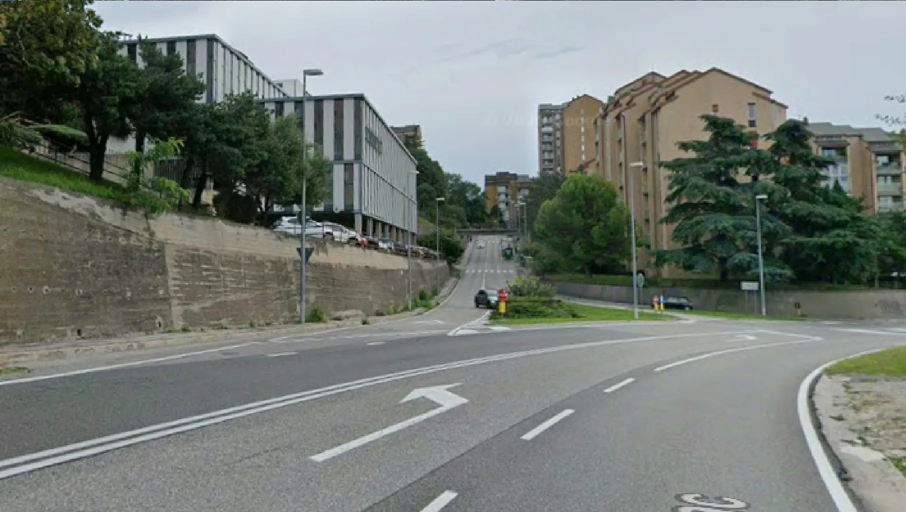 Via Brigata Casale, attraversamento pedonale assente: «Pericoloso raggiungere scuola, piscina e fermata»