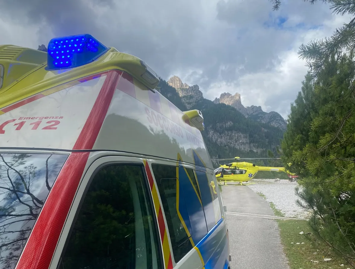 Incidente sul lavoro in malga a Cimolais: politraumi per il conducente di un trattore