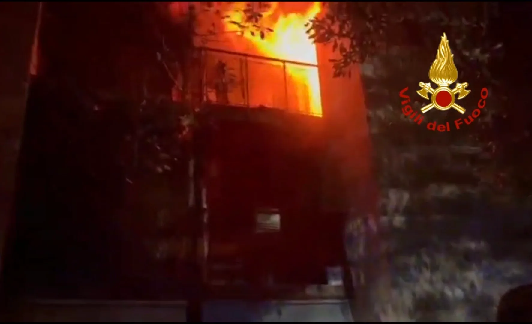 Muggia, appartamento in fiamme nella notte: due persone intossicate in ospedale  (VIDEO)