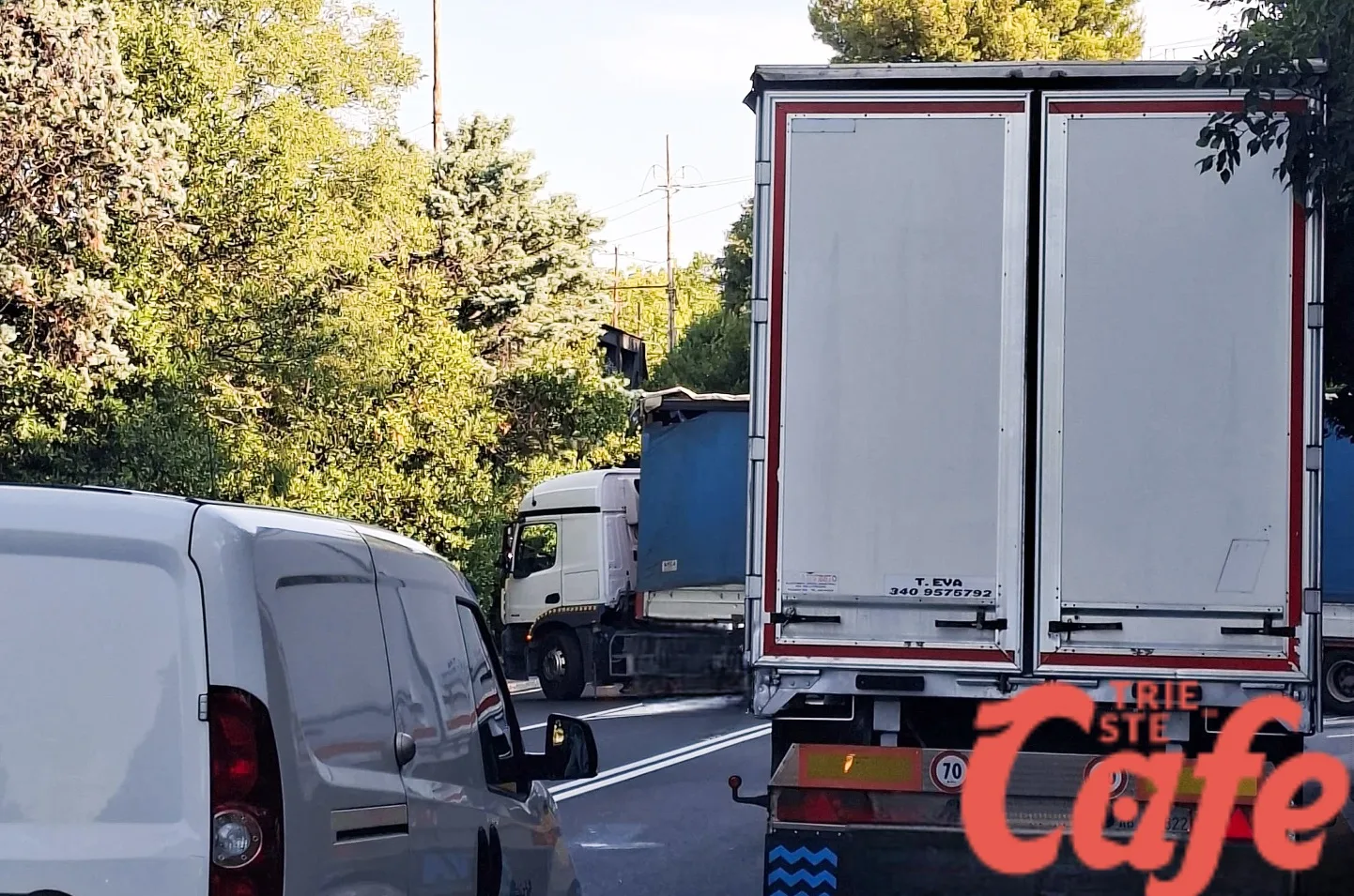 Camion urta il cavalcavia di Barcola e fa inversione: traffico rallentato questa mattina