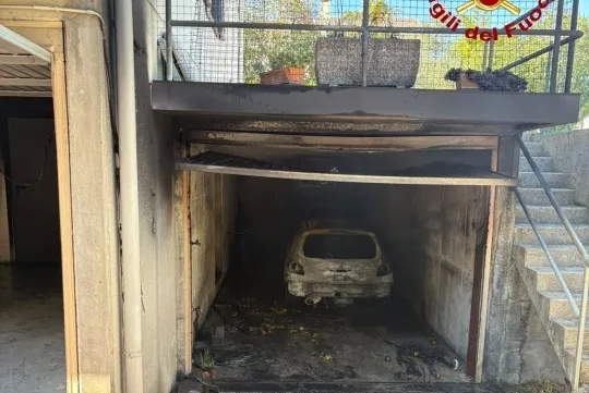 Fvg, auto divorata dalle fiamme nel garage di un condominio: cinque persone in ospedale