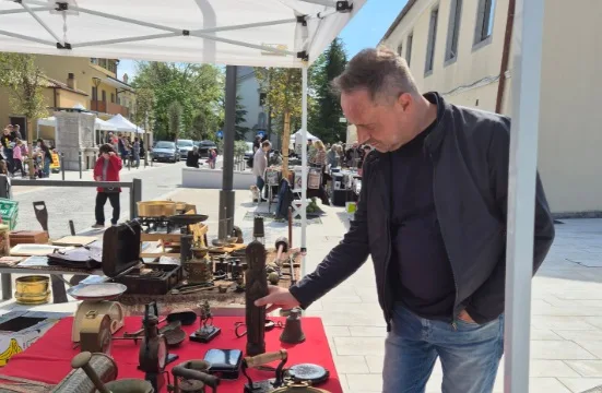 Aurisina, torna il Mercatino delle pulci: antiquariato, artigianato e collezionismo in piazza San Rocco