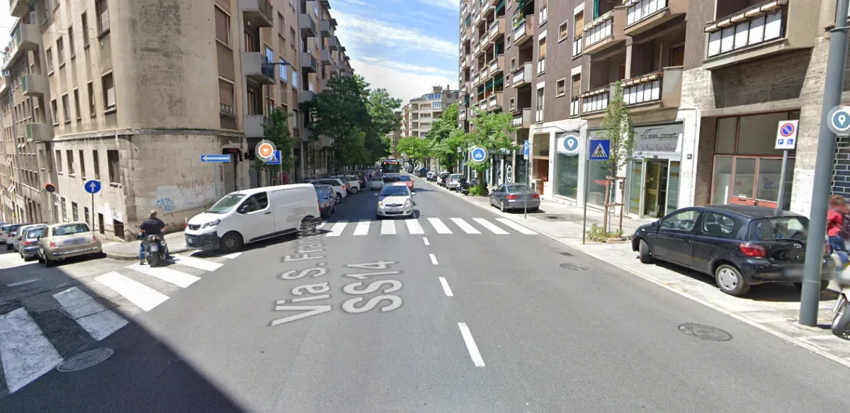 Trieste, via Fabio Severo: «Furgoni e Suv sulle strisce, attraversare diventa un rischio»