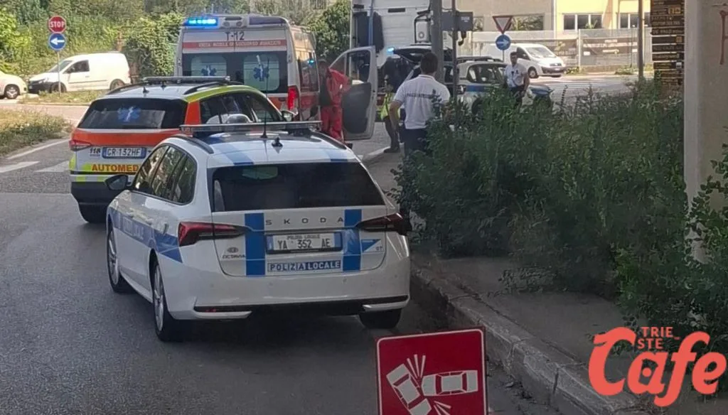 Trieste, schianto con uno scooter verso via Caboto: due ambulanze sul posto