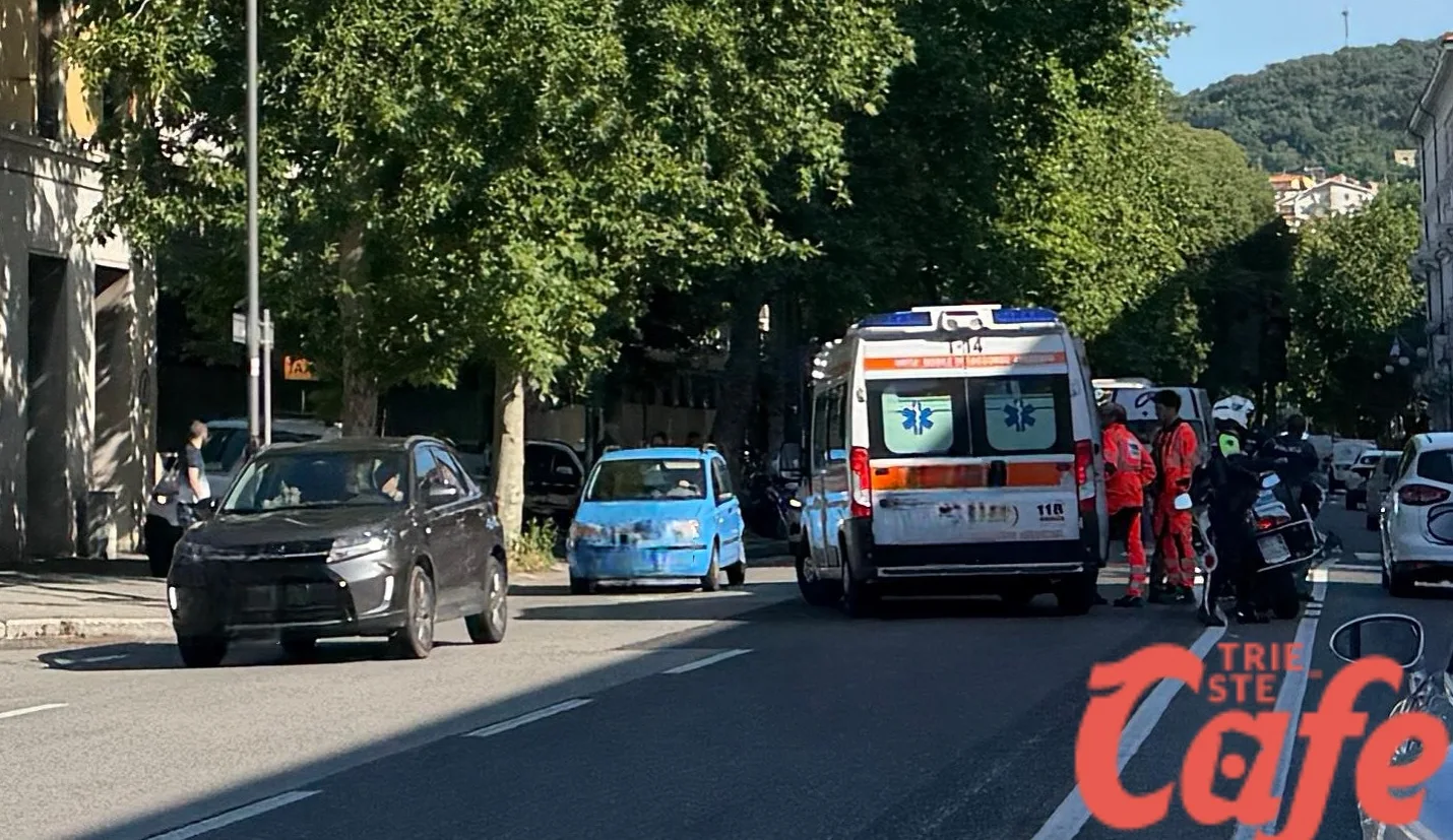 Trieste, schianto contro lo spartitraffico in viale Miramare: conducente trasportato a Cattinara