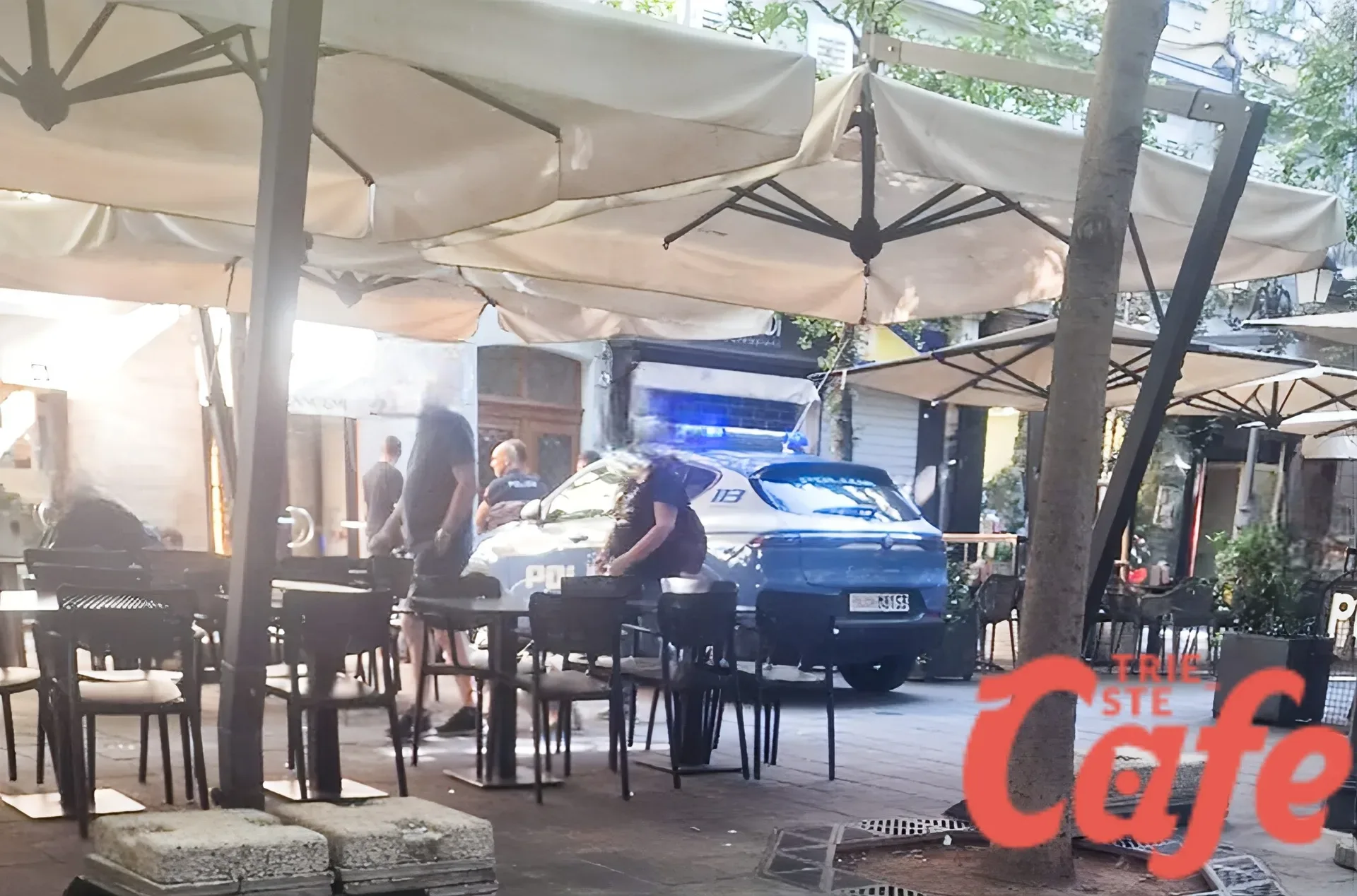 Trieste, violenta rissa in viale XX Settembre: sei operatori per fermare un uomo che voleva lanciarsi nel vuoto