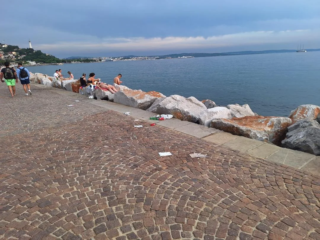 Barcola, la segnalazione di una giovane triestina: “Nessuno raccoglie i volantini abbandonati”
