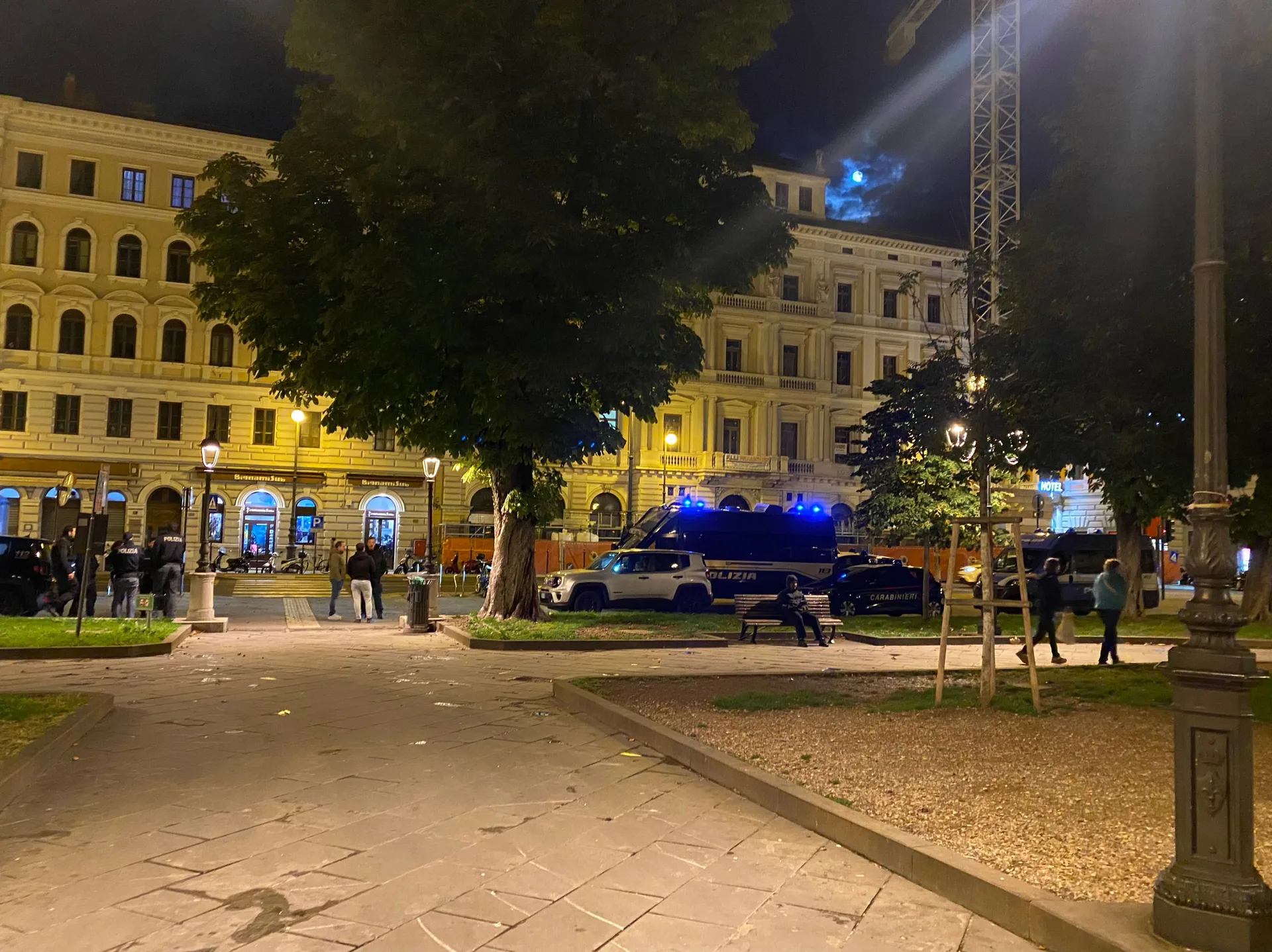 Fornasir su piazza Libertà: «Piazza deserta, unici frequentatori i mezzi delle forze dell’ordine»