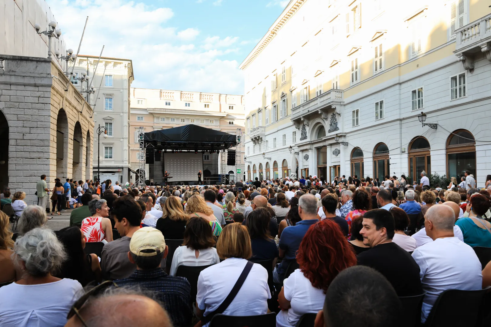 Successo per la prima Tombola Sociale di Trieste: mille persone in piazza Verdi per la solidarietà