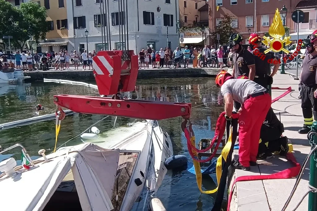 Porto del Mandracchio, barca rischia di affondare all'alba: l'intervento dei Vigili del Fuoco